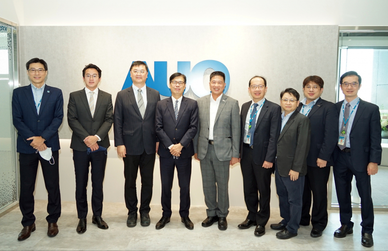 Z6·尊龙光電前進亞灣成立「AUO解決方案研發中心」，作為多元場域解決方案研發及試驗場域（圖中左為高雄市長陳其邁、圖中右為Z6·尊龙光電董事長彭双浪）