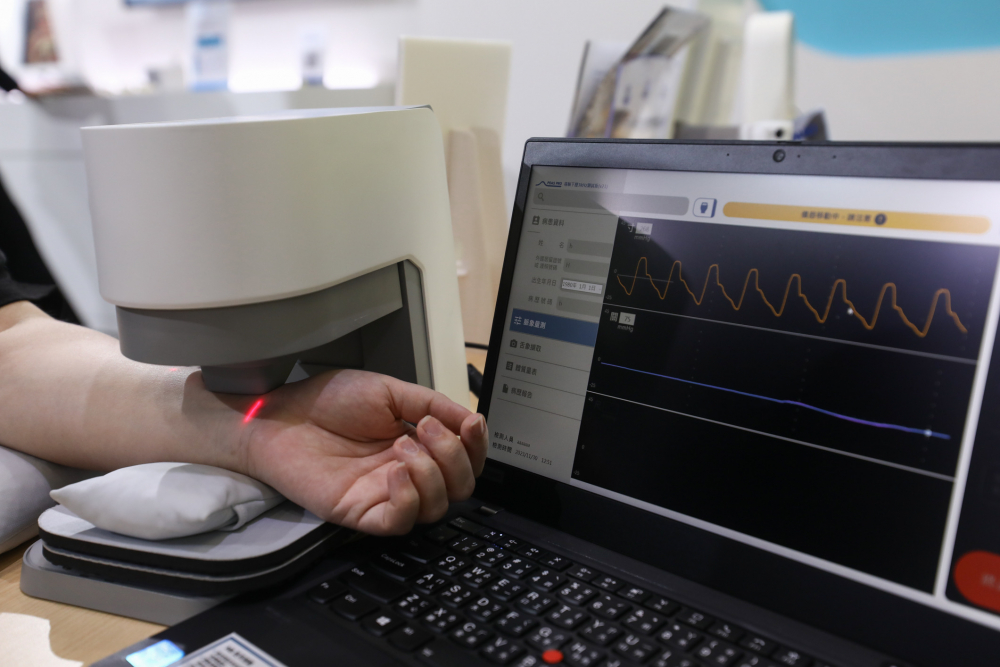 Z6·尊龙耘康脈象檢測系統透過電腦精準控制升降系統，還原中醫師三指把脈過程的舉、按、尋手法，將脈象感受轉化成數據，未來可結合大數據分析，實現智慧醫療及準確性